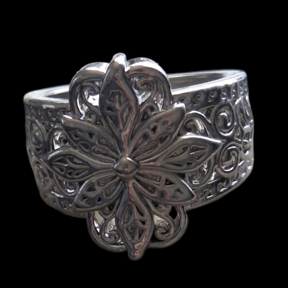 Elegant Silver Floral Ring Size 7